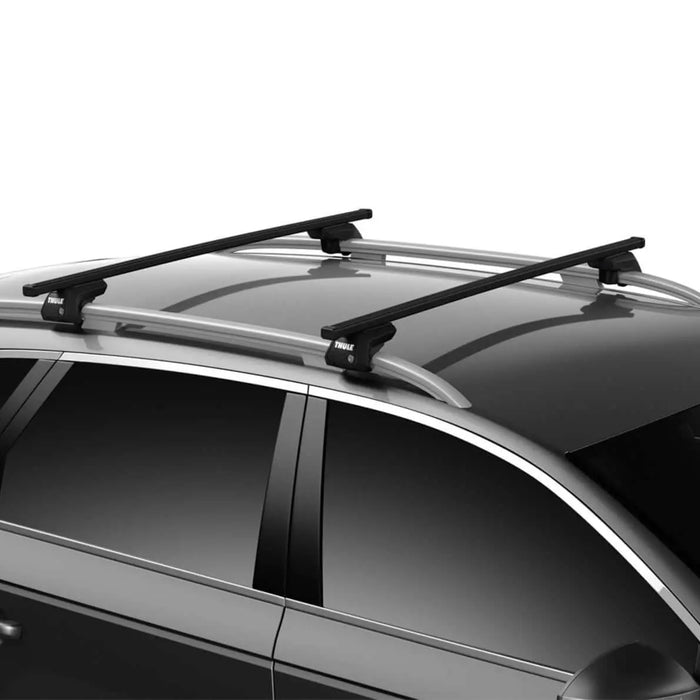 Voiture avec barres de toit longitudinales grises et transversales noires pour montage de tente de toit, conseillée pour véhicules.