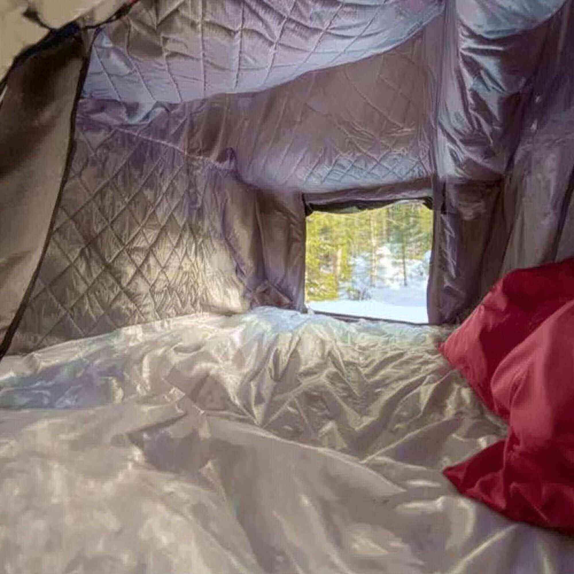 Intérieur d'une tente de toit isolée pour l'hiver montrant le revêtement matelassé et la vue de la fenêtre. Conçue pour 2-3 personnes, taille 160x240CM.