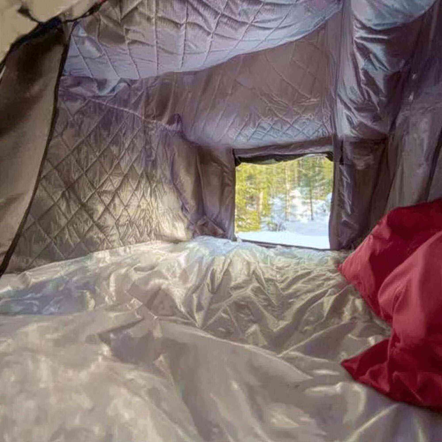 Intérieur d'une tente de toit isolée pour l'hiver montrant le revêtement matelassé et la vue de la fenêtre. Conçue pour 2-3 personnes, taille 160x240CM.