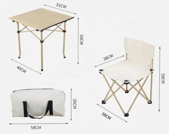 Ensemble de table et chaises de camping compact avec sac ; table en aluminium pliable et quatre chaises légères pour une utilisation en extérieur ; dimensions indiquées.