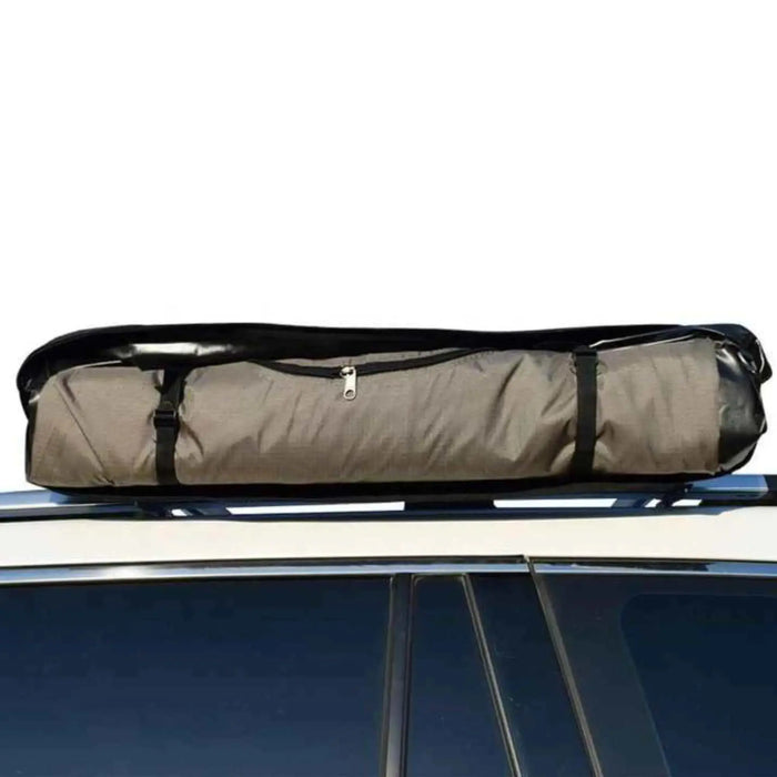 Tente portable pour douche et toilettes montée sur le toit de la voiture, idéale pour le camping et les aventures en plein air.