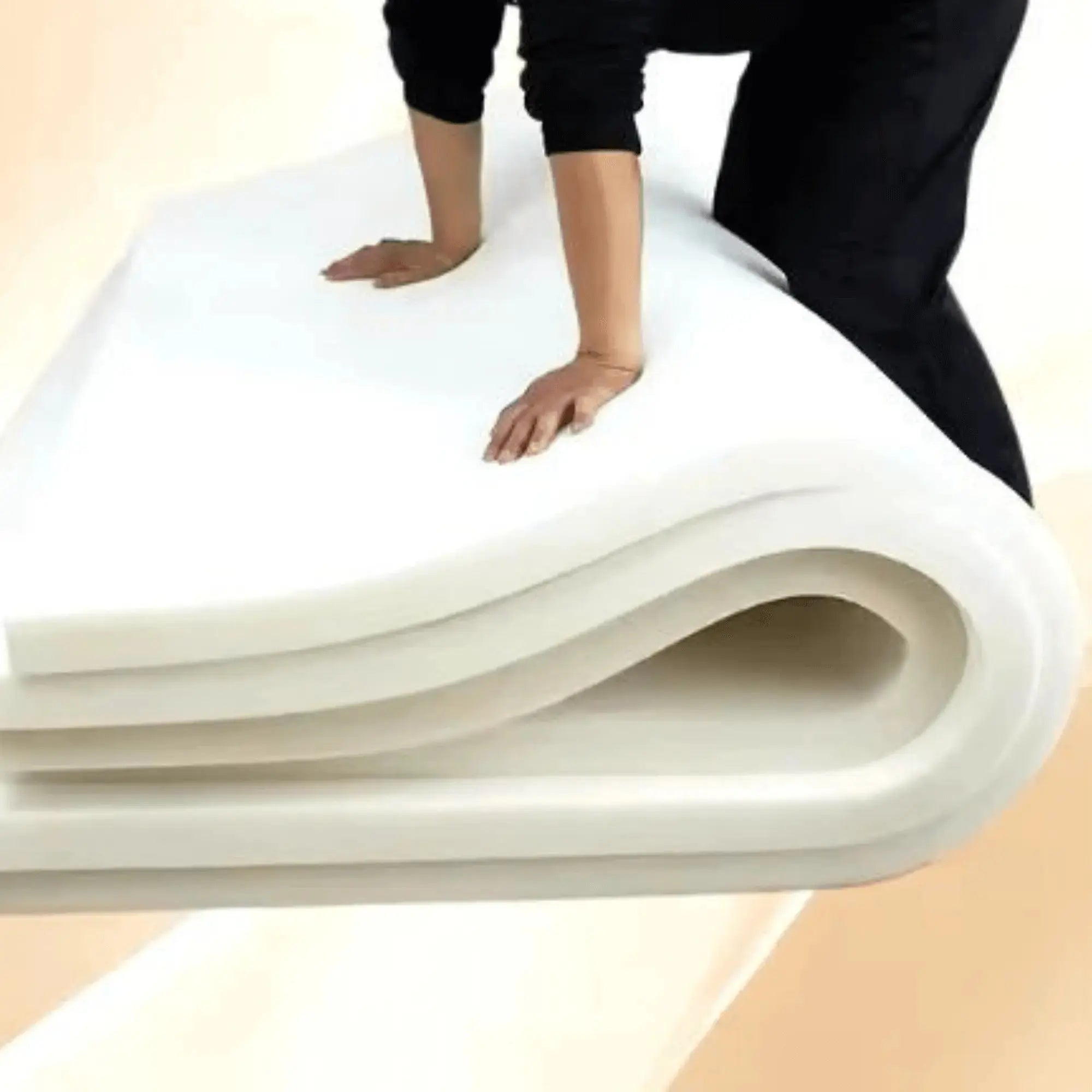 Matelas à mémoire de forme pour tente de toit rigide, offrant confort et soutien pour le camping, matelas visible en mousse haute densité.