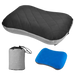 Oreiller de camping inflatable ultra-léger en noir et bleu avec pochette de transport, parfait pour des aventures en plein air reposantes.
