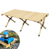 Table en bois pliable pour camping avec un système de charnières robustes, surface de 120x60 cm, idéale pour 4 à 6 personnes.