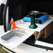 Configuration de cuisine de camping dans le coffre de la voiture avec cuisinière et évier, idéale pour les véhicules compacts avec des caractéristiques d'optimisation de l'espace.