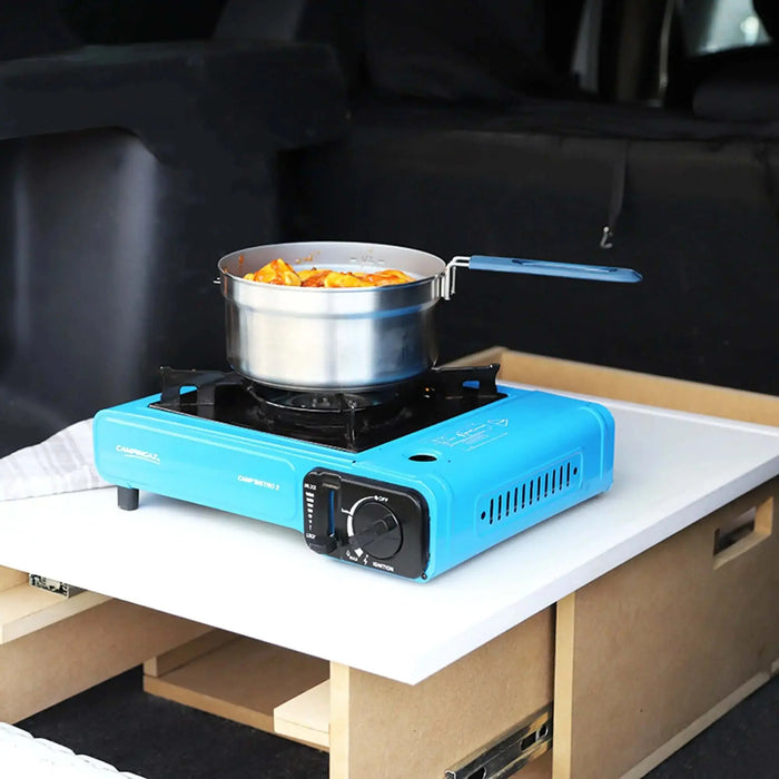 Boîte de cuisine portable pour le camping en voiture avec réchaud et casserole, conçue pour les petits coffres de véhicule. La boîte offre du rangement et un montage facile.