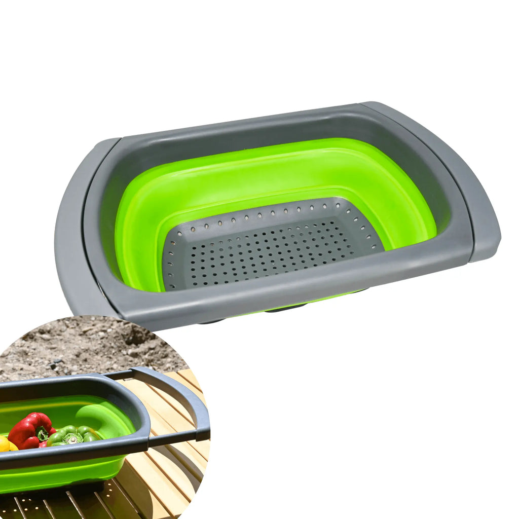 Passoire pliable en silicone verte avec poignées réglables, idéale pour le camping, vue de dessus avec des légumes frais.
