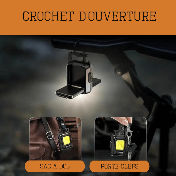 Mini lampe de poche LED attachée à un sac à dos et porte-clés, idéale pour les aventures nocturnes avec une lumière puissante et compacte.