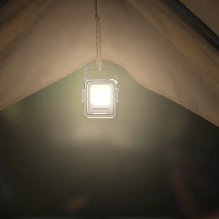 Lampe de poche LED mini ultra-puissante éclairant l'intérieur d'une tente, parfaite pour les aventures nocturnes avec une luminosité exceptionnelle.