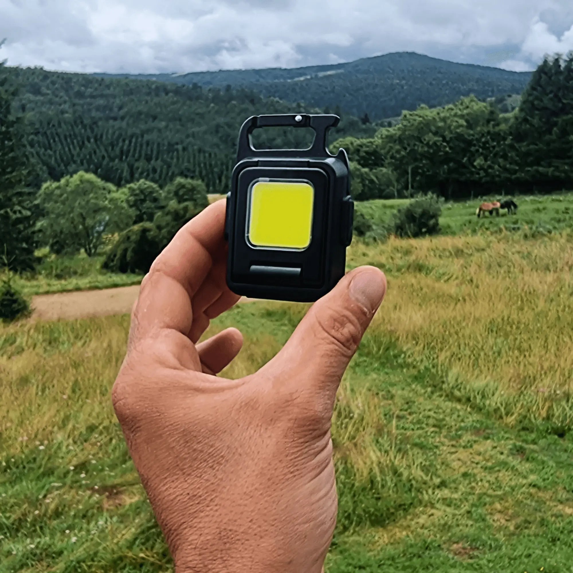 Mini Lampe de Poche ultrapuissante LED en plein air, idéale pour les aventures nocturnes, offrant une lumière compacte et fiable.