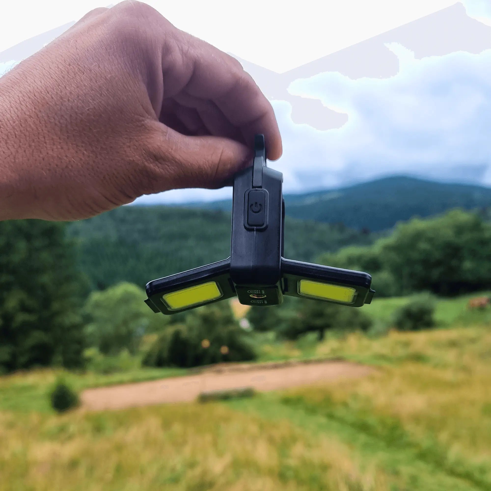 Hand holding Mini Lampe de Poche ultrapuissante LED in outdoor setting, showcasing compact and powerful design.