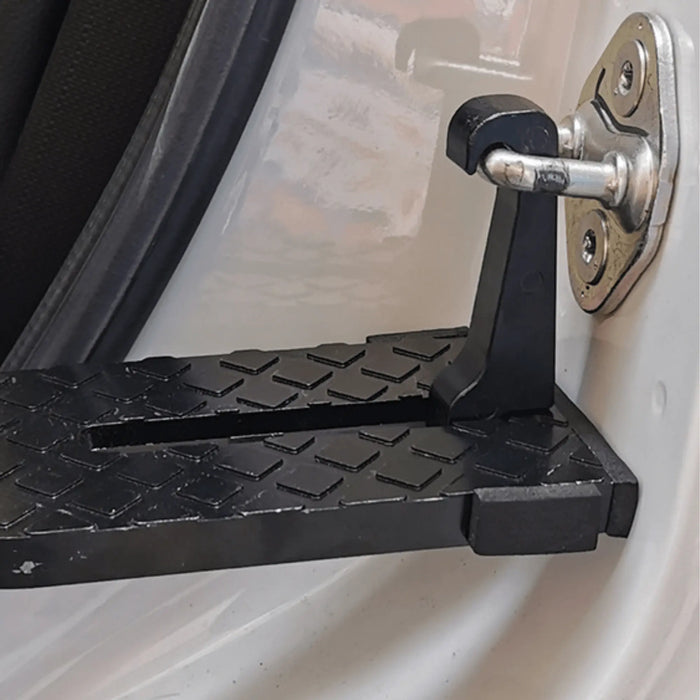 Gros plan sur une marche de tente de toit robuste, présentant un design durable pour un accès sûr et facile.