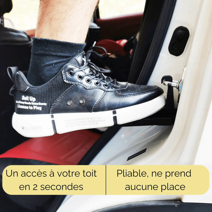 Personne utilisant une marche pliable pour accéder facilement au toit de la voiture, idéale pour les aventures de camping.