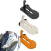 Marchepieds pliables pour tente de toit en noir, blanc et orange, avec démonstration d'utilisation pour un accès pratique et sécurisé.