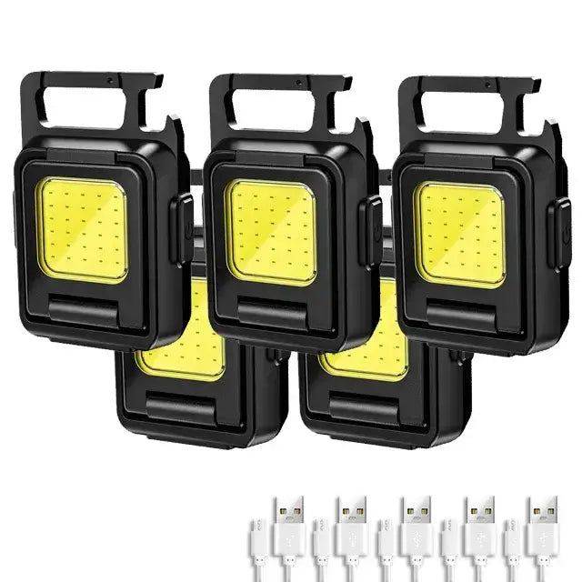 Ensemble de quatre mini lampes de poche LED ultralumineuses avec câbles de charge USB, idéales pour les aventures en plein air.