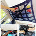 Sac de rangement de toit de voiture avec design en maille, montrant des mains accédant aux objets ; idéal pour optimiser l'espace du véhicule et organiser les voyages.