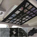 Sac de rangement de toit de voiture utilisé, solidement attaché au plafond du véhicule avec un filet en mesh durable et des boucles robustes.