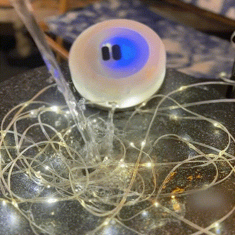 Guirlande lumineuse portable étanche à l'eau avec manivelle, illuminée pour camping ou soirées en plein air.