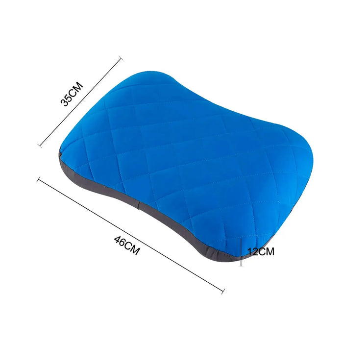 Coussin de camping ultraléger et gonflable en bleu avec des dimensions de 46 cm x 35 cm x 12 cm, parfait pour les aventures en plein air.