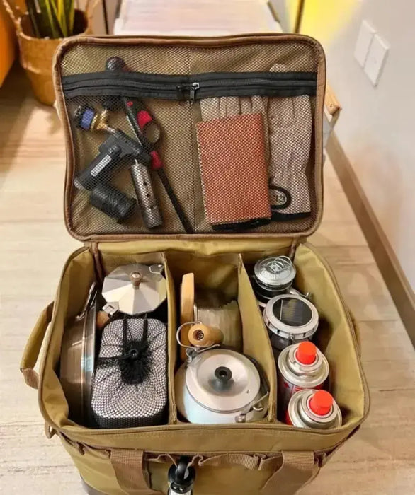 Boîte de transport pliable avec équipement de camping organisé, armature métallique visible pour renforcer la durabilité.