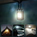 Mini lampe de poche LED ultrapuissante éclairant une tente, un livre et le moteur d'une voiture pour des aventures nocturnes.