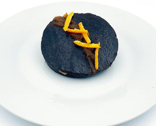 Gâteau éponge à l'orange chocolatée dans une assiette blanche, dessert lyophilisé pour le camping, fabriqué en France.