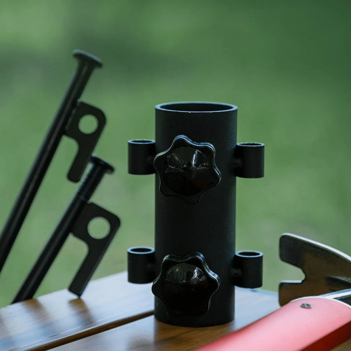 Poteaux de soutien de tente ajustables avec composants d'ancrage pour installations en plein air.