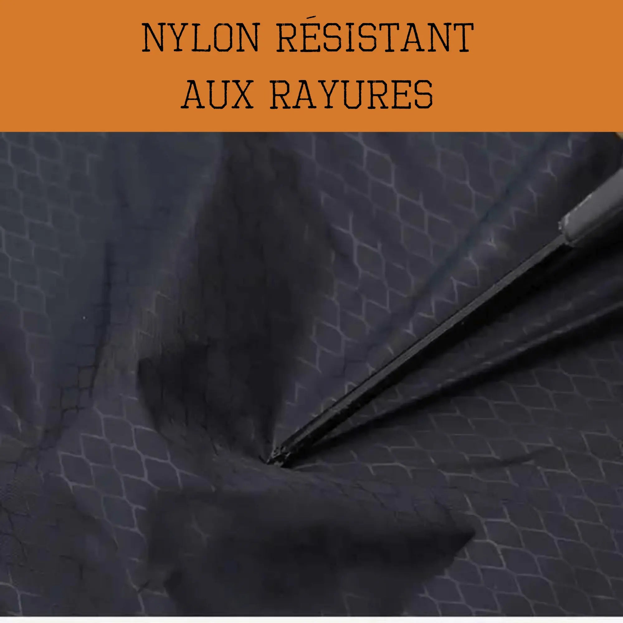 Tapis de poche extérieur avec nylon résistant aux rayures, illustrant la durabilité pour les activités de camping en plein air.