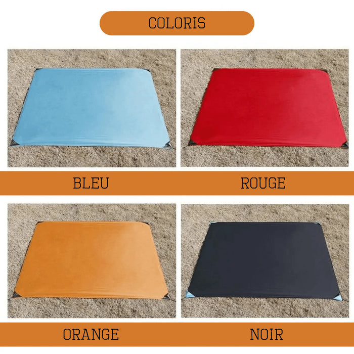 Quatre options de couleur pour le Tapis de Poche Extérieure : bleu, rouge, orange et noir, montrées dépliées sur de l'herbe.