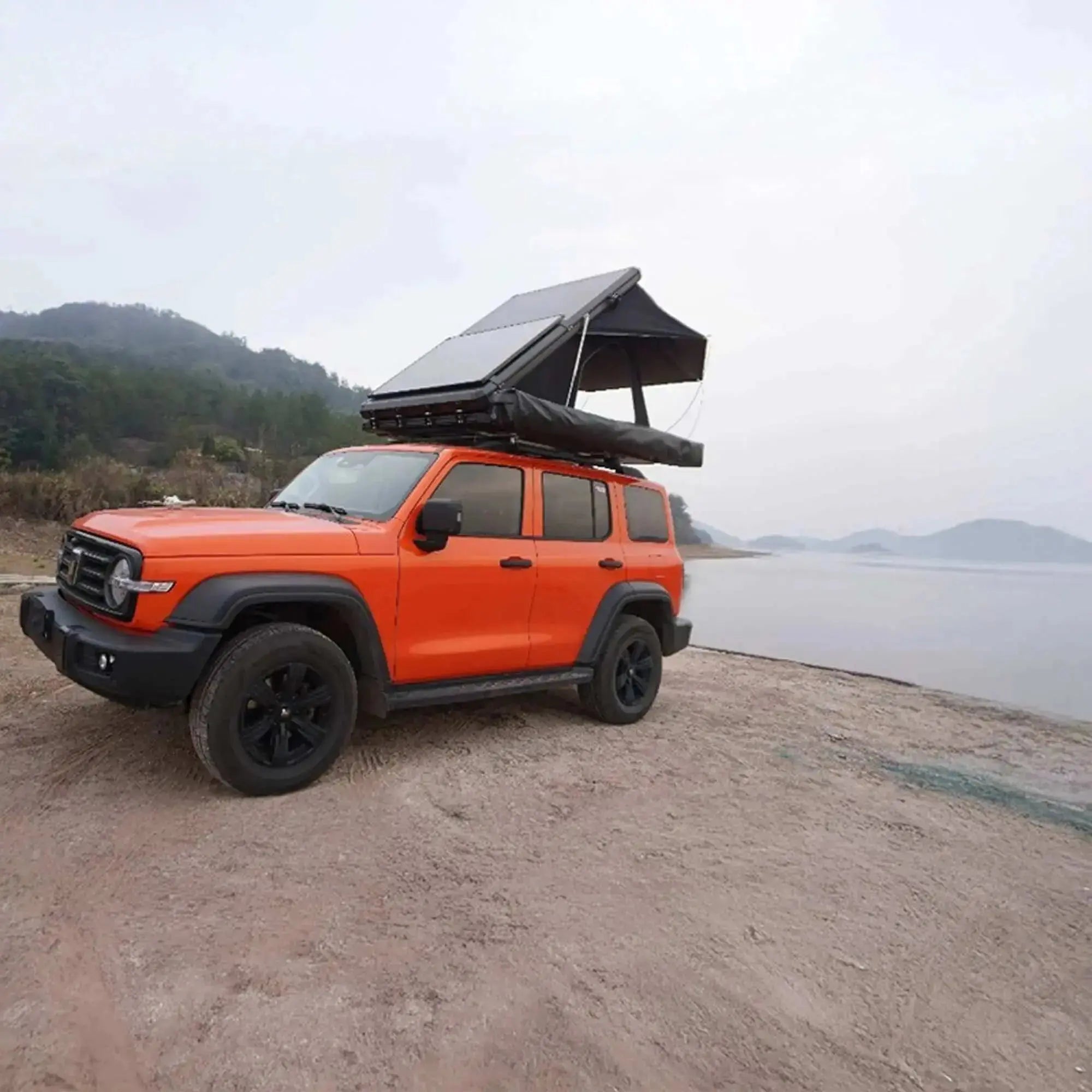 SUV with rooftop tent parked by lake, showcasing the 360° self-supporting awning with integrated LEDs for camping and outdoor adventures.