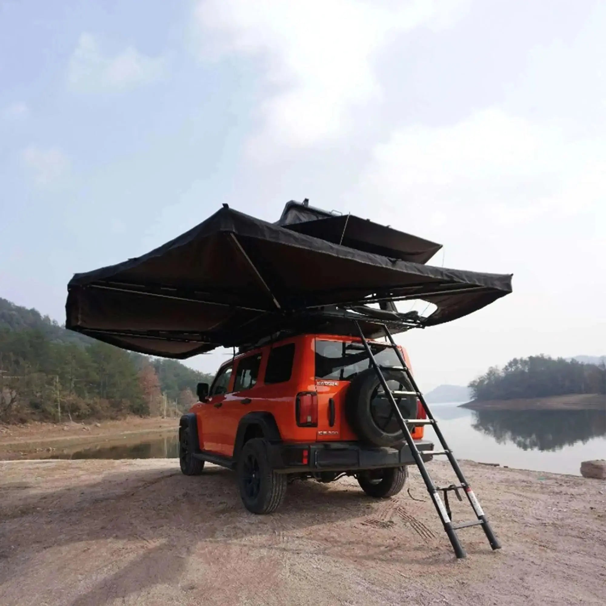Orange 4x4 vehicle with deployed 360° 4-arm autoportant awning with integrated LEDs, lakeside camping setup.