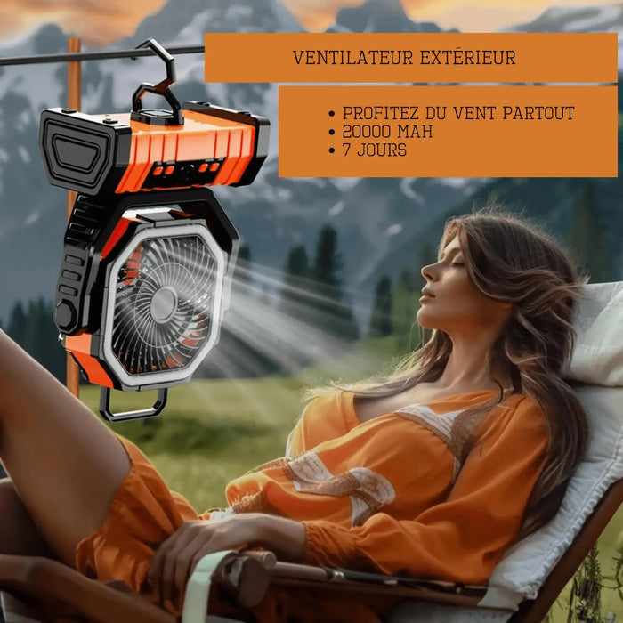 Femme se détendant en plein air avec un ventilateur de camping portable multifonctionnel doté d'une lumière LED et d'une batterie externe, parfait pour les aventures en plein air.