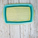 Mandoline en silicone pliable pour le camping sur fond en bois, avec un design multifonctionnel et des accessoires essentiels.