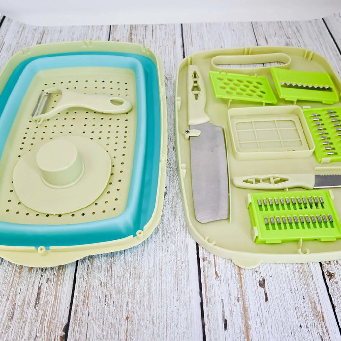 Planche à découper mandoline de cuisine 9 en 1 pour le camping avec accessoires, présentée ouverte sur une table en bois.