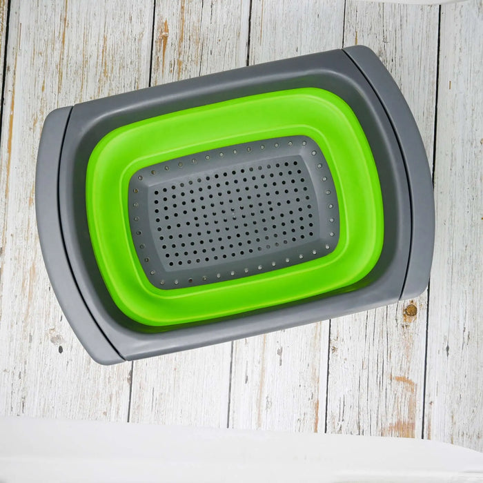 Colander en silicone pliable avec poignées ajustables, idéal pour le camping et les cuisines de plein air, présenté sur une surface en bois rustique.