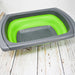 Tag alt : Passoire pliable en silicone vert avec poignées réglables sur une planche en bois, idéale pour le camping et les activités en plein air.