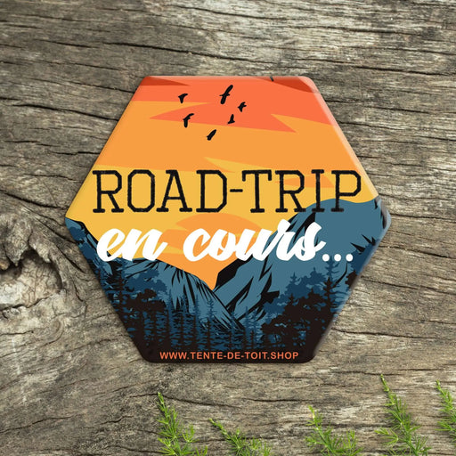 Autocollant de road trip hexagonal avec un design de montagnes et de coucher de soleil, parfait pour les amateurs de vanlife et d'aventures en plein air.