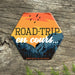 Autocollant de road trip hexagonal avec un design de montagnes et de coucher de soleil, parfait pour les amateurs de vanlife et d'aventures en plein air.