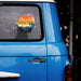 Fourgon bleu avec un autocollant coloré "Road-trip en cours", mettant en avant la passion pour le camping et les voyages en voiture. Durable et résistant aux intempéries.