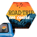 Autocollant de voiture "Road-Trip en cours" avec montagnes et coucher de soleil pour vanlife, fixé sur une fenêtre de voiture bleue.