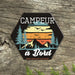 Autocollant "Campeur à bord" hexagonal avec un design coloré de montagnes et de forêt sur fond de bois, idéal pour les fans de vanlife.