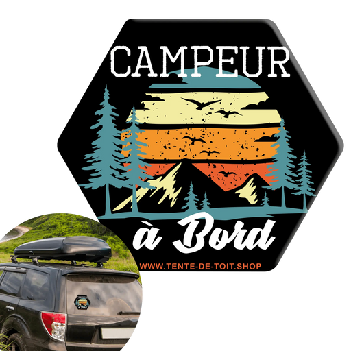 Autocollant "Campeur à Bord" avec un design pittoresque sur une voiture, idéal pour les passionnés de vanlife et de roadtrips, durable et résistant aux intempéries.