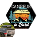 Autocollant "Campeur à Bord" avec un design pittoresque sur une voiture, idéal pour les passionnés de vanlife et de roadtrips, durable et résistant aux intempéries.