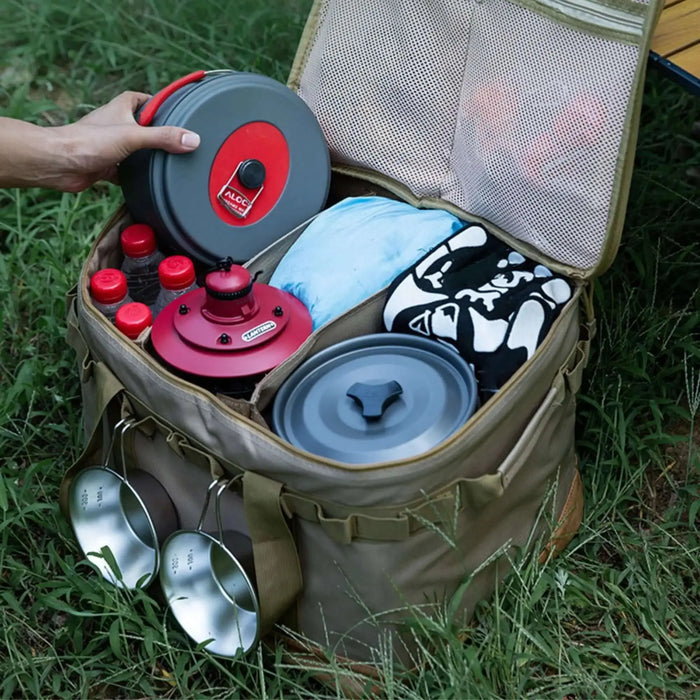 Boîte de transport pliable avec armature métallique remplie d'équipements de camping, offrant un rangement pratique et durable.