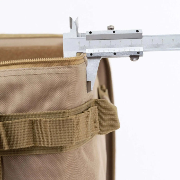 Gros plan sur une boîte de rangement camping pliable avec un cadre en métal mesurée avec des calibres, montrant sa durabilité et sa précision.