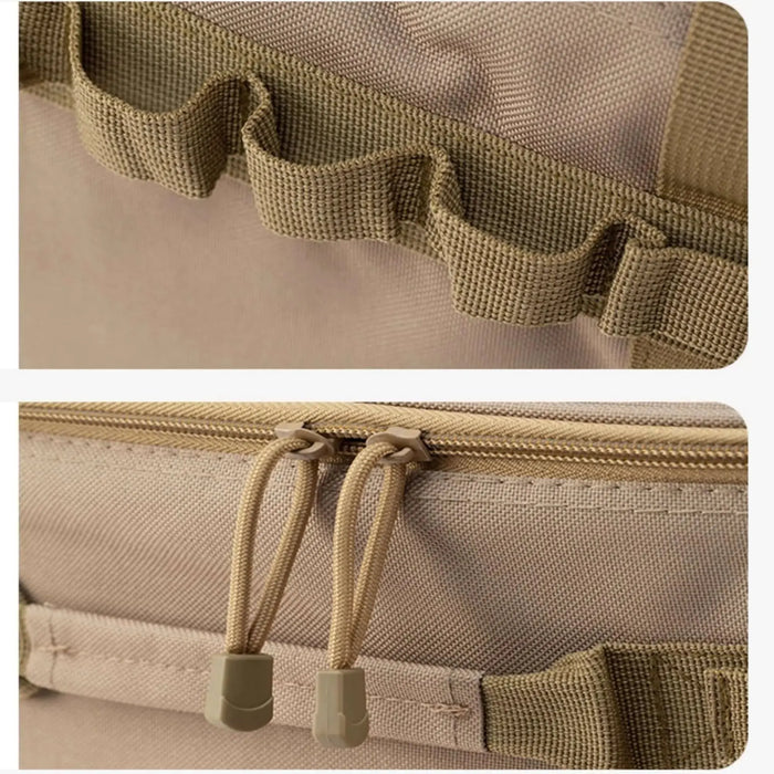 Gros plan d'une boîte de transport de camping pliable avec cadre en métal, tissu beige, fermeture éclair robuste et détails de boucle élastique.