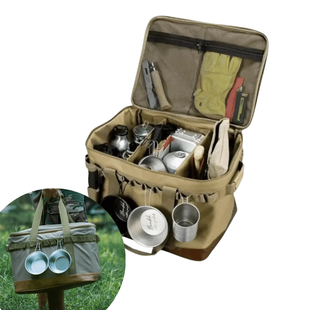 Boite de Transport Pliable pour Camping avec armature métallique, remplie d'équipements divers et tasse accrochée, sur fond d'herbe.