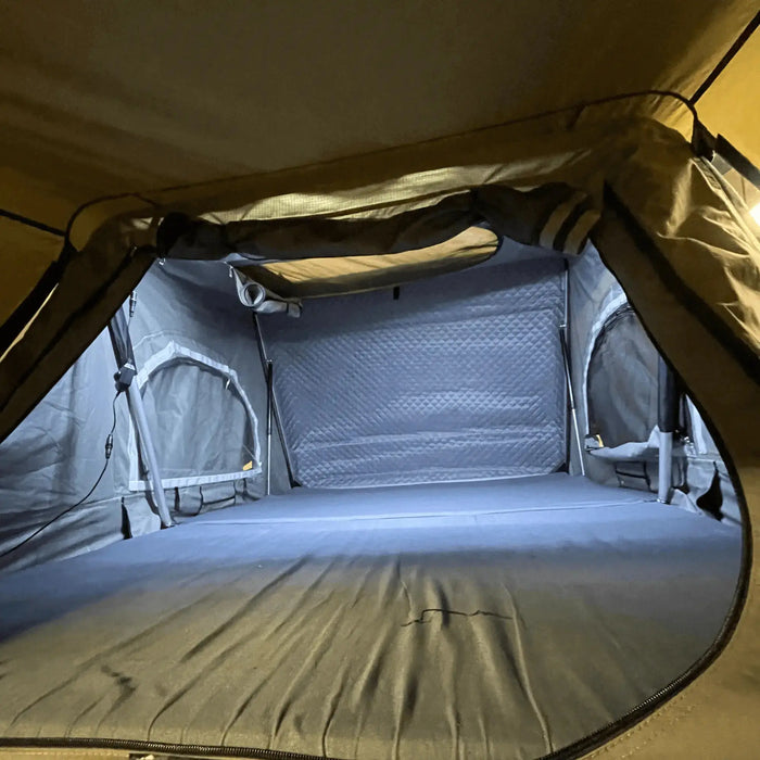 Matelas gris pour tente de toit rigide, 3 et 5 places, offrant confort et soutien pour un sommeil réparateur en camping.