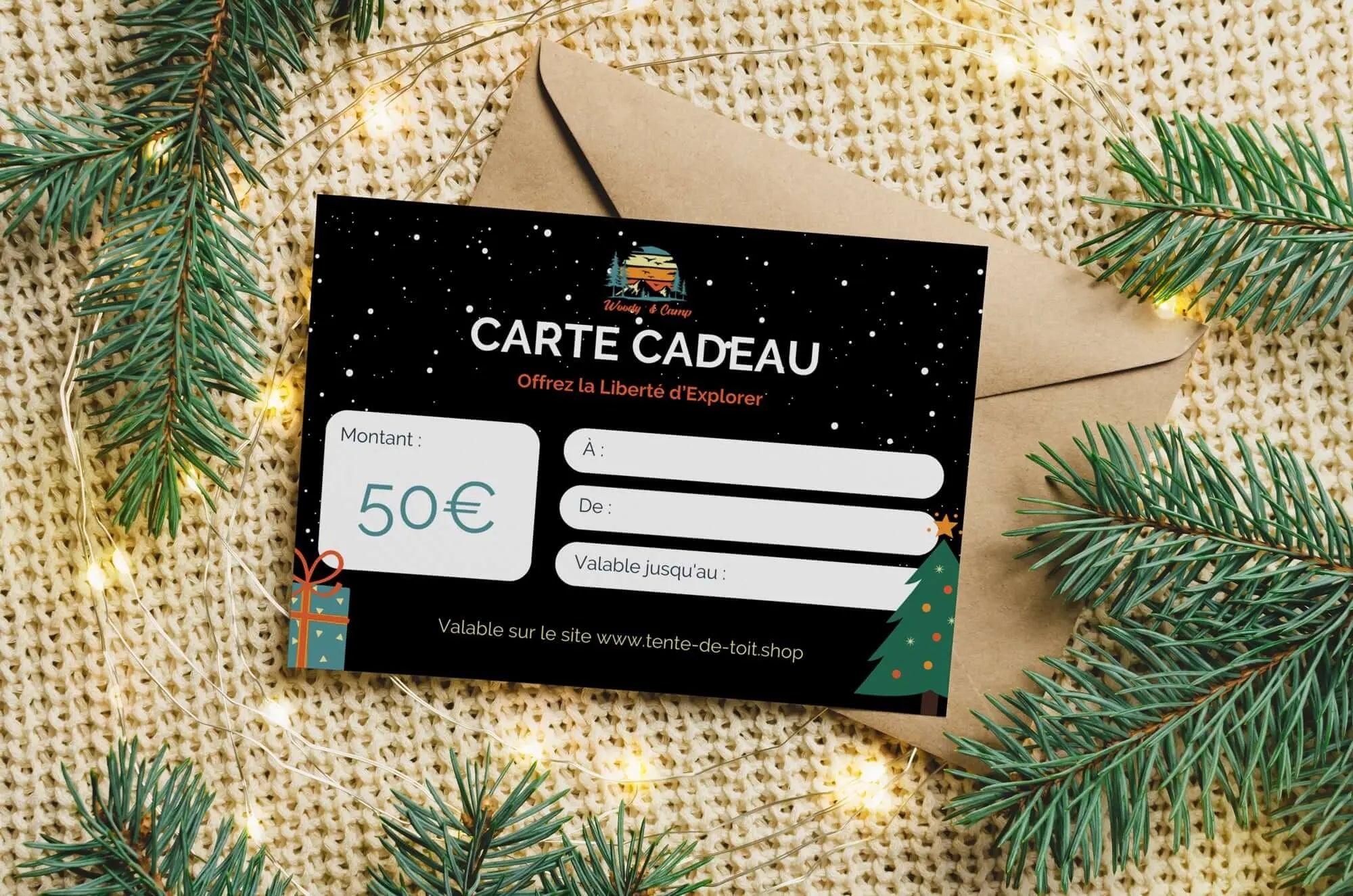 Carte cadeau de 50€ pour tente de toit et accessoires camping, enveloppe décorative, branches de sapin en arrière-plan, offre spéciale.