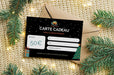 Carte cadeau de 50€ pour une tente de toit et des accessoires de camping, enveloppe décorative, branches de sapin en arrière-plan, offre spéciale.